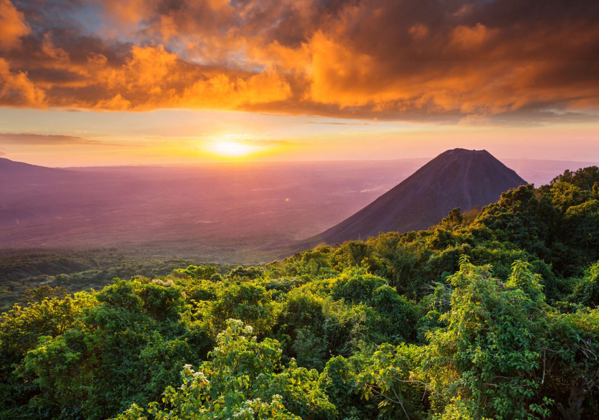 Beautiful,Volcano,In,Cerro,Verde,National,Park,In,El,Salvador